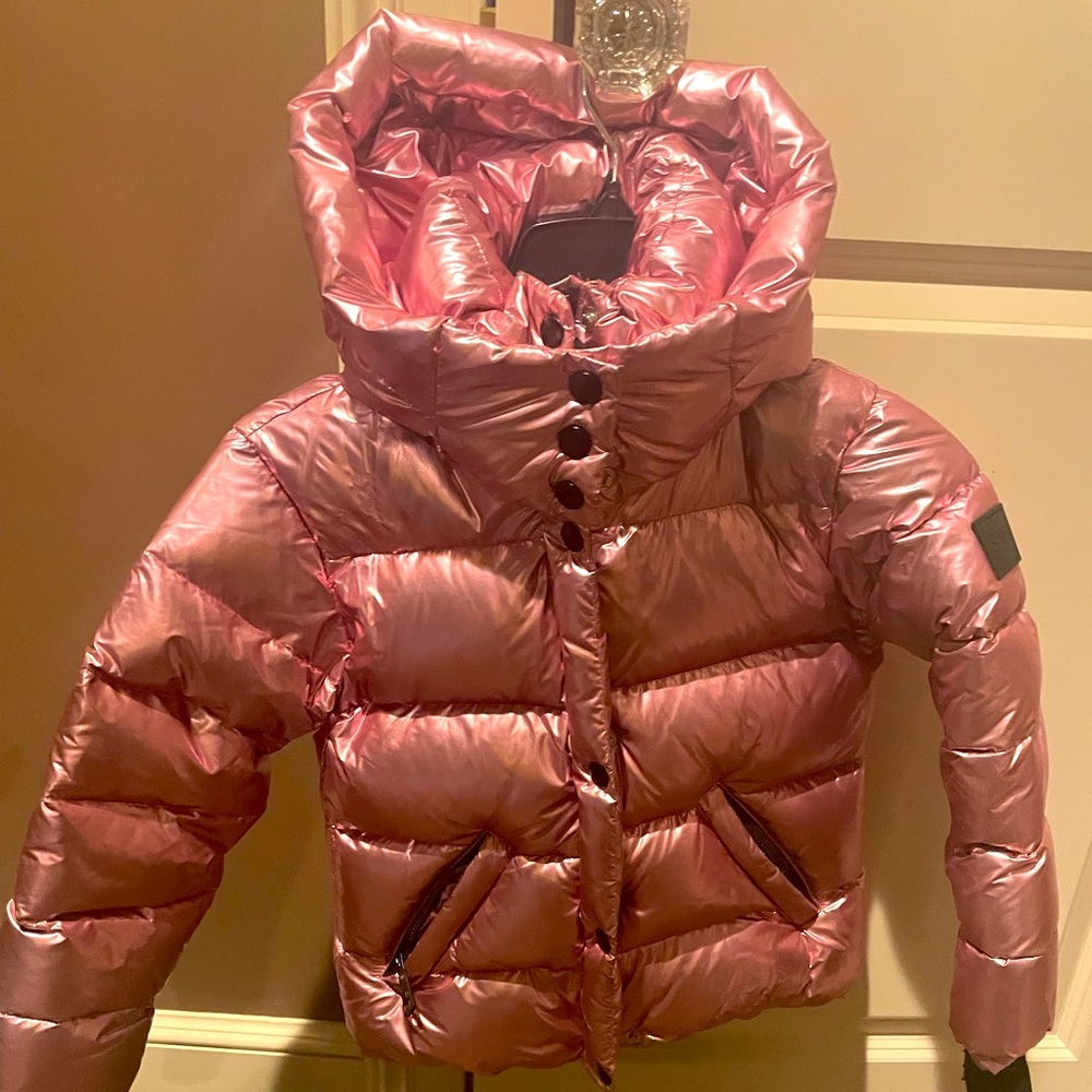 Girls SAM puffer jacket with hood.